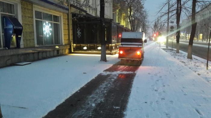 Десятки единиц снегоуборочной техники выведены на улицы столицы