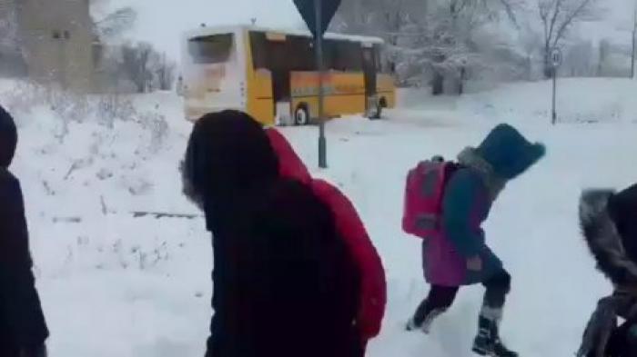 Дети из района Леова провели час на морозе рядом со школьным автобусом, который съехал с шоссе