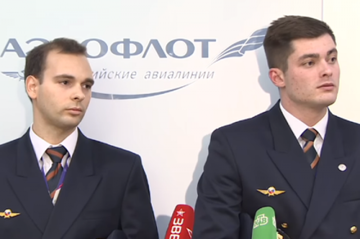 Экипаж захваченного самолета рассказал о действиях во время угона