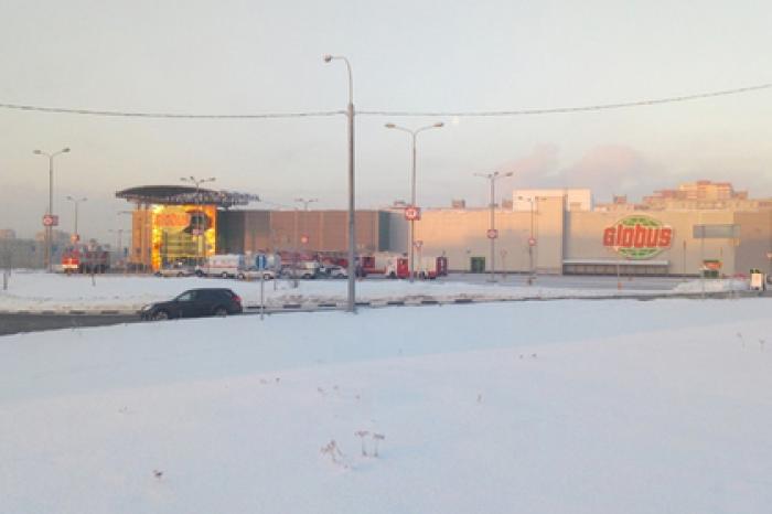 Из российского гипермаркета эвакуировали сотни людей из-за огромной трещины