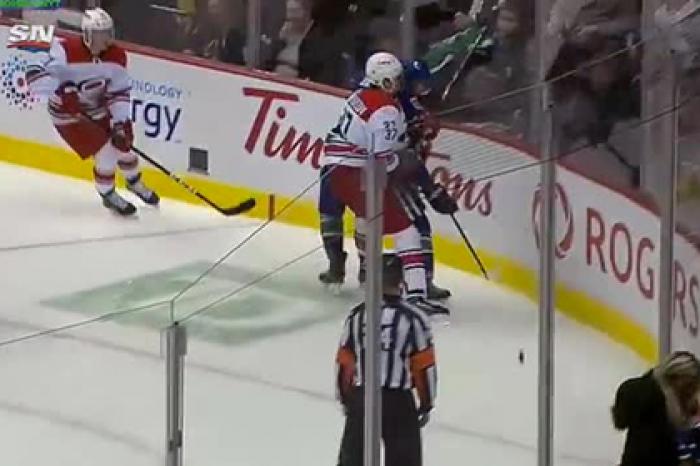 Канадский хоккеист 30 метров гнался за россиянином и напал на него