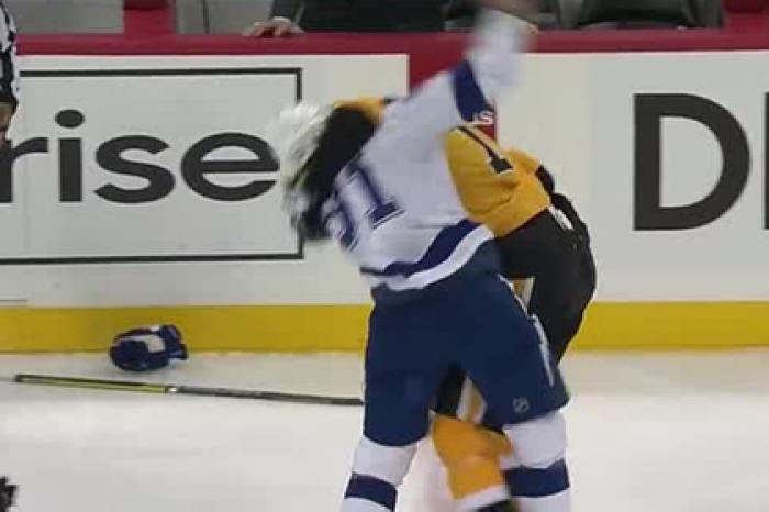 Малкин подрался с соперником и повалил его на лед в матче НХЛ