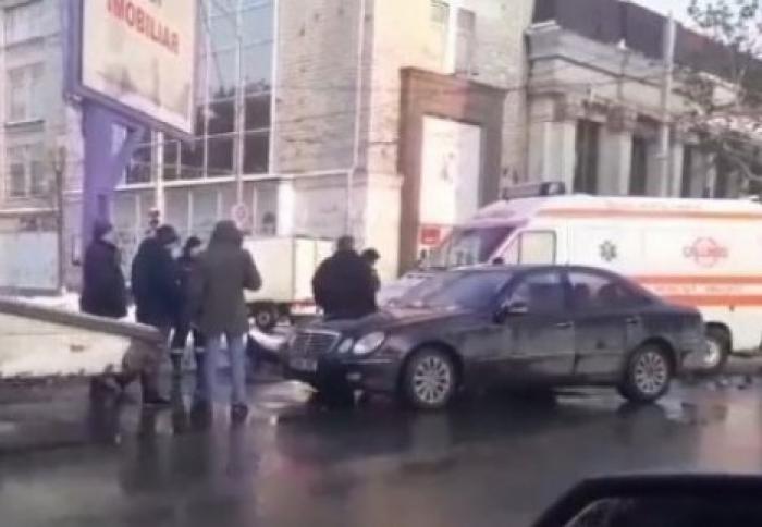 Машина скорой помощи попала в аварию в центре столицы