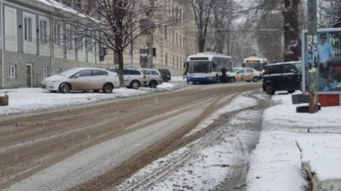 Машина такси въехала в троллейбус в центре Кишинева