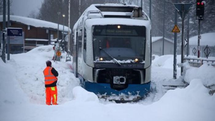Меркель поблагодарила работающих в затронутых снегопадами районах Германии