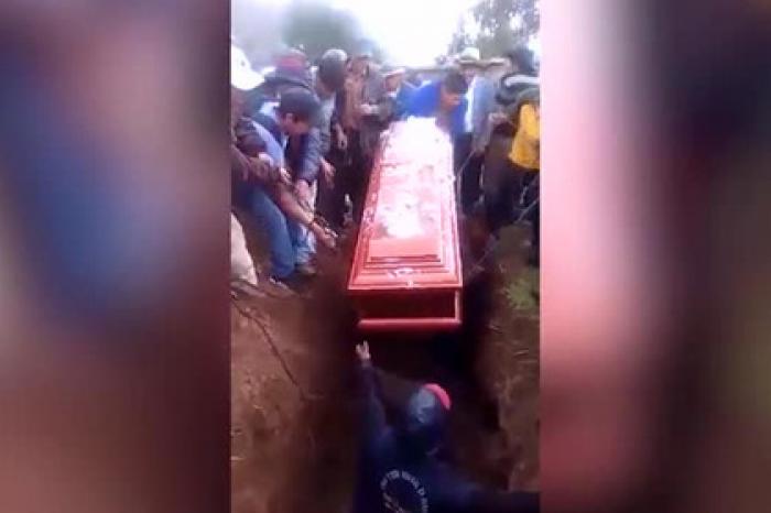 Мужчина упал в могилу на похоронах и опрокинул гроб