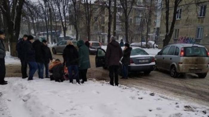 На Ботанике автомобиль сбил девятилетнюю девочку