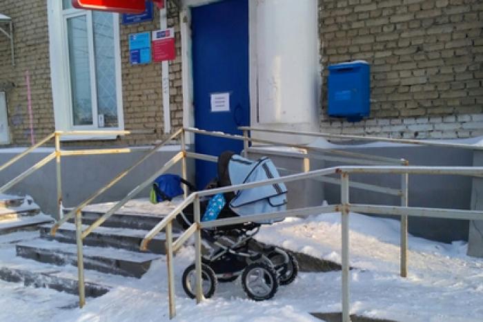 На «Почте России» отчитали посетительницу за детскую коляску