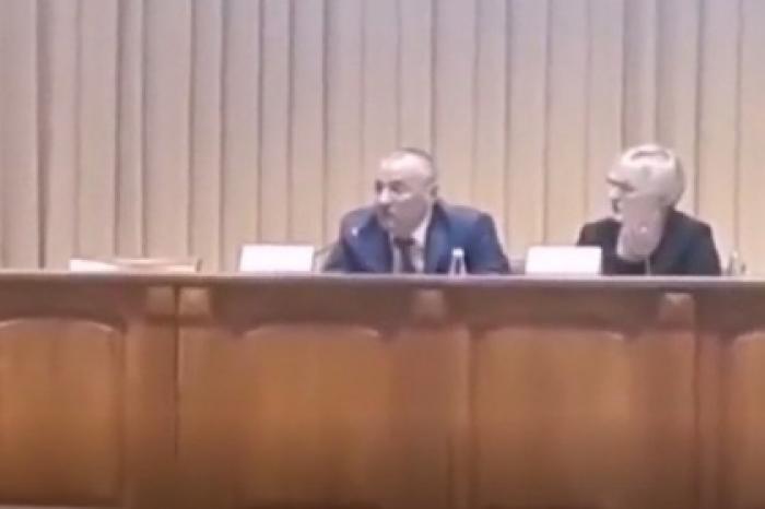 На просьбу говорить громче чиновник порекомендовал пенсионеру слуховой аппарат