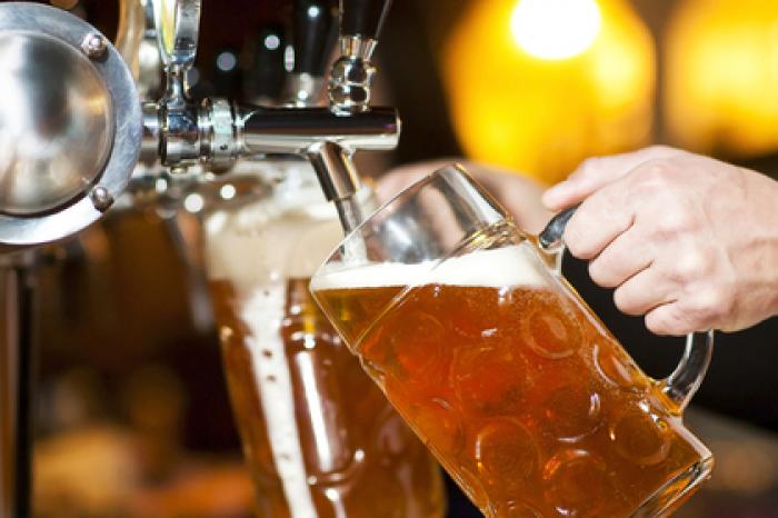 Назван правильный способ пить пиво