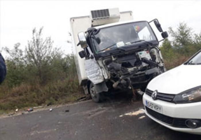 ŞOFERUL CAMIONULUI IMPLICAT ÎN ACCIDENTUL CU AUTOMOBILUL PREŞEDINTELUI A FOST AMENDAT CU 20 MII LEI