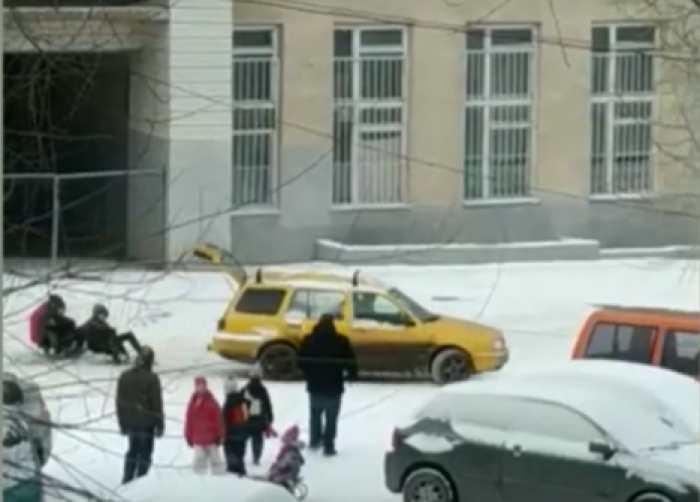 Опасный аттракцион: столичный водитель катал троих детей на санках, привязанных к автомобилю
