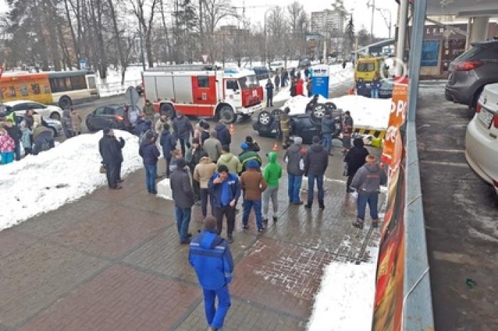 Падение внедорожника с третьего этажа парковки в Подмосковье попало на видео