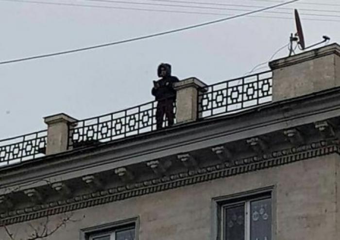 Паника в центре Кишинева: молодой человек угрожает спрыгнуть с крыши здания