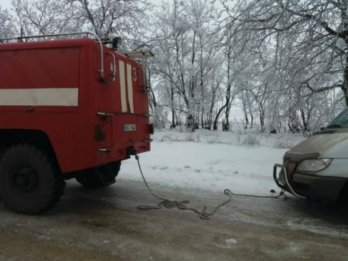 Помощь спасателей понадобилась при эвакуации транспортных средств