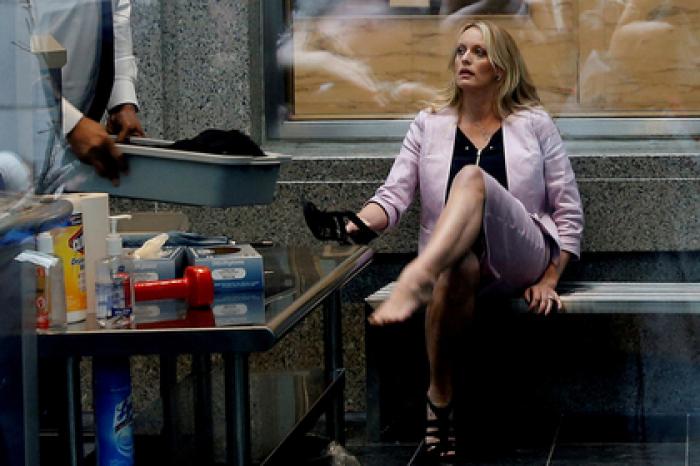 Предполагаемая любовница Трампа заявила об охоте полиции на нее