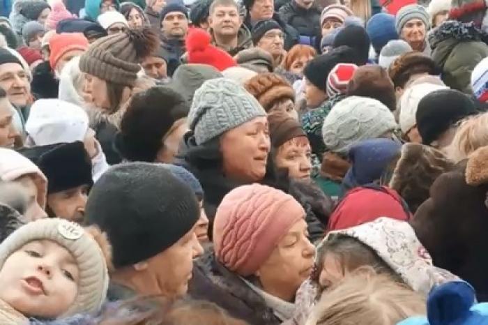 Россияне устроили давку из-за бесплатных конфет