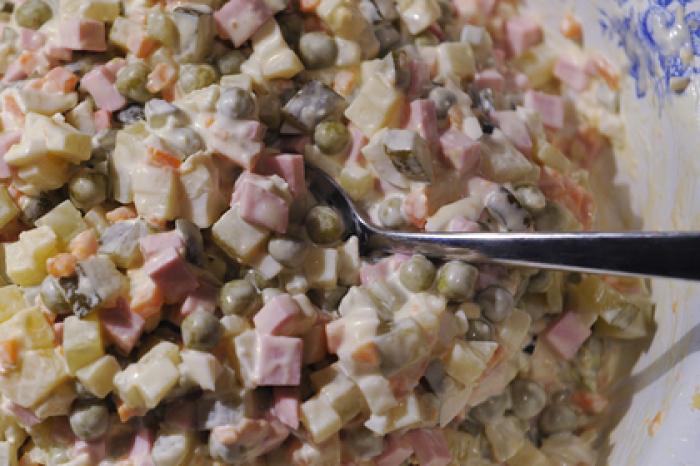 Россиянка поела новогодних салатов и впала в кому