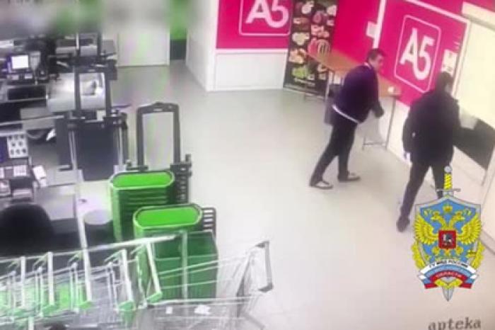Российские охранники обокрали собственный магазин и попали на видео