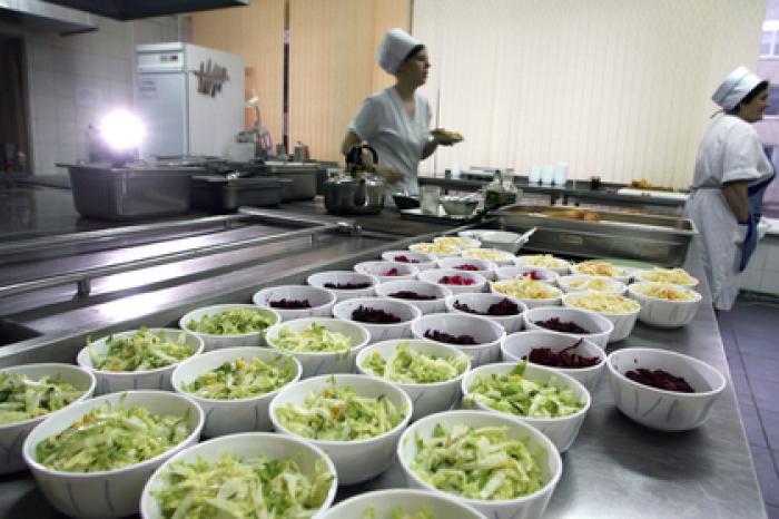 Российские школьники стали падать в голодные обмороки