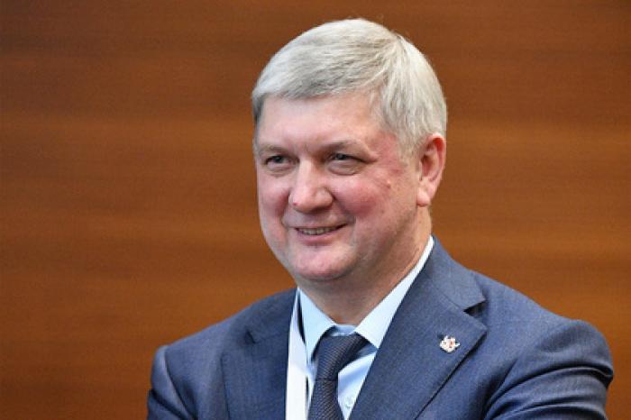 Российский губернатор встретил начальство из Москвы и наградил себя за это