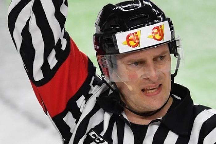 Российский хоккеист сломал арбитру ногу в двух местах