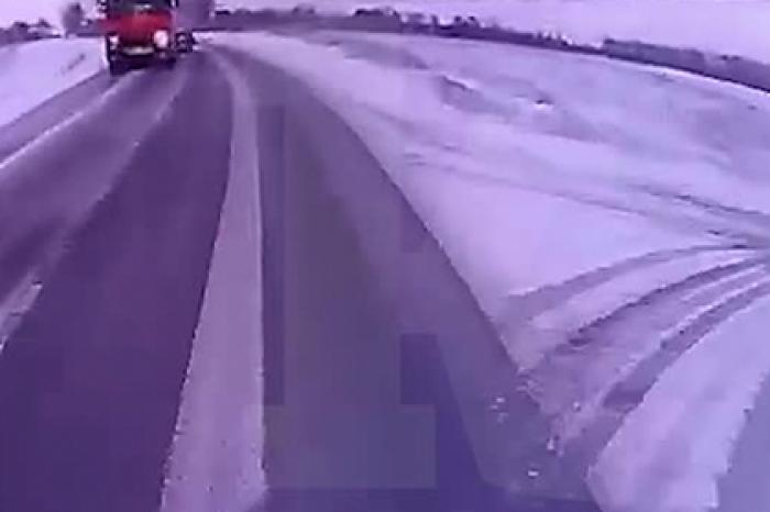 Российский пассажирский автобус врезался в фуру и попал на видео