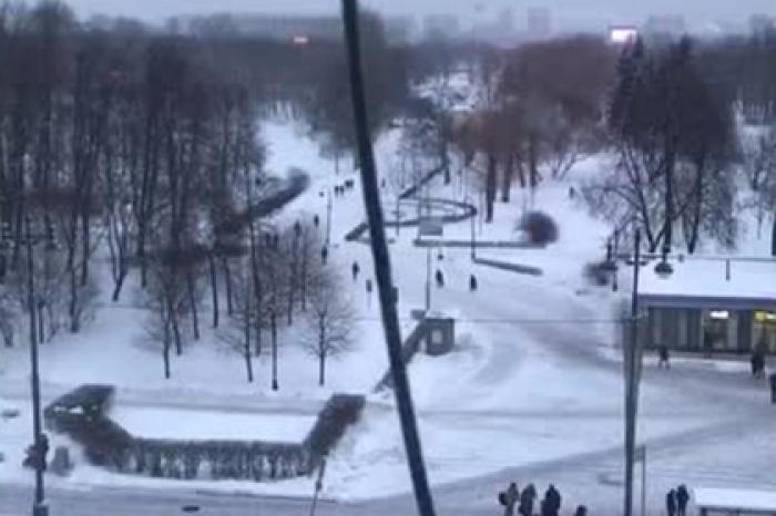 Сбивающий сосульки с петербургской крыши утюг сняли на видео