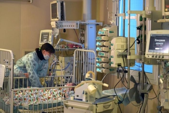 Спасенный в Магнитогорске младенец начал общаться с мамой