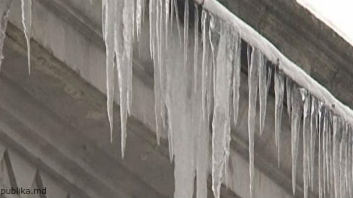 Столичные власти призывают владельцев зданий очистить крыши от снега