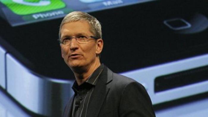 Тим Кук пообещал снизить цены на iPhone