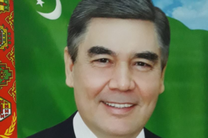 Туркменов заставили закупить новые портреты президента из-за его седины