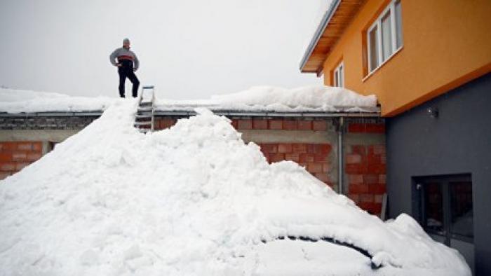 В горах Австрии до семи метров снега, засыпаны отели