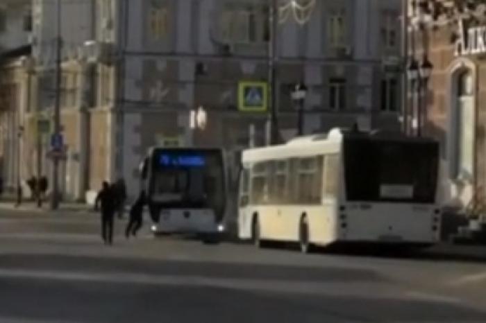 Водитель попытался руками остановить автобус в Ростове-на-Дону