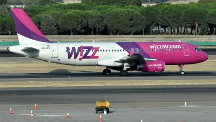 В самолет Wizz Air попала молния