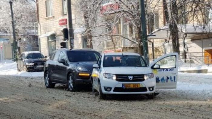 В центре Кишинева машина такси столкнулась с Porsche