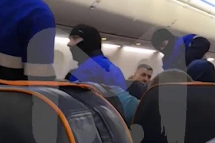 Задержание угонщика российского самолета сняли на видео