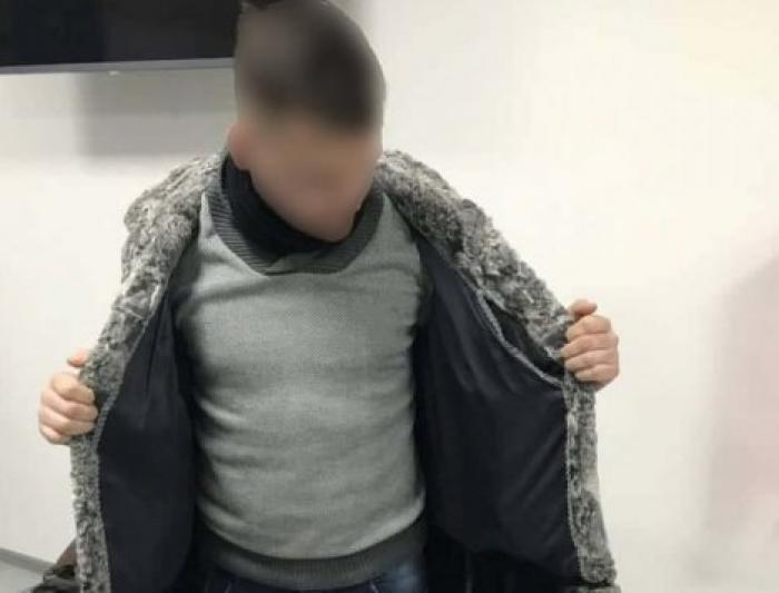 Задержан на таможне: молдаванин перевозил в подкладке шубы контрабандные аксессуары для телефонов