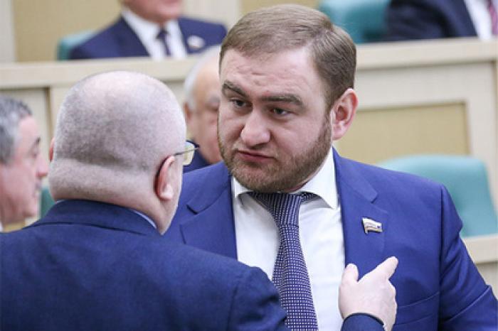 Задержанного в Совете Федерации сенатора обвинили в создании ОПГ