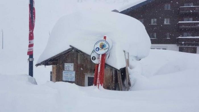 Жертвами аномального снегопада в Европе стали больше 20 человек