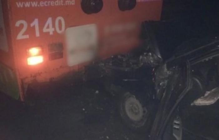 Авария в Кишиневе: водитель уснул за рулем и врезался в троллейбус