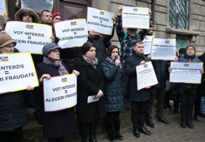 БЛОК ACUM ПРОВЕЛ АКЦИЮ ПРОТЕСТА У ЦИКА, ТРЕБУЯ РАЗРЕШИТЬ ГОЛОСОВАНИЕ ПО ПРОСРОЧЕННЫМ ДОКУМЕНТАМ