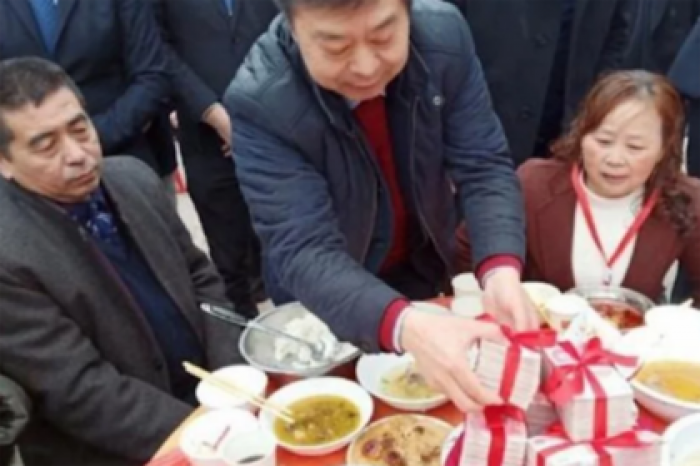 Богач завалил родную деревню подарками и деньгами