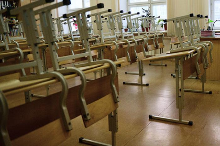 Директриса российской школы вымогала деньги на новые парты и поплатилась