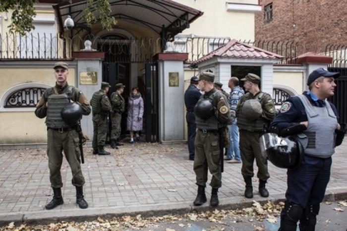 Генконсульство России в Харькове забросали яйцами и зеленкой
