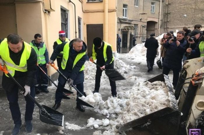 Глава Петербурга взял лопату и вывел чиновников на улицы