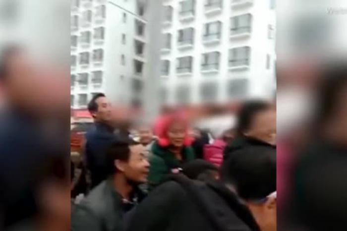 Голого мужа и его любовницу привязали к дереву на глазах толпы