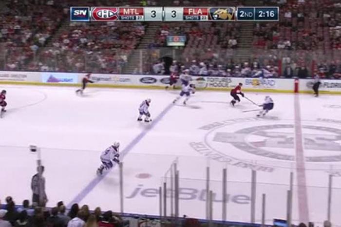 Игрок НХЛ на скорости просунул клюшку между ног и забросил шайбу