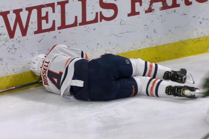 Игрок НХЛ ударился лицом о штангу