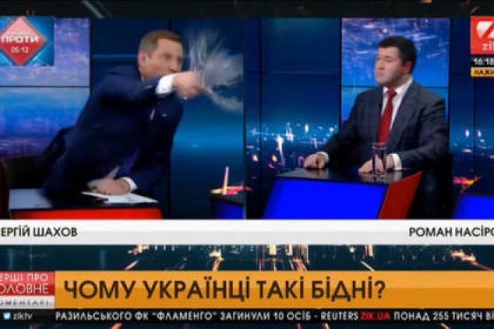 Кандидата в президенты Украины облили водой водой в прямом эфире